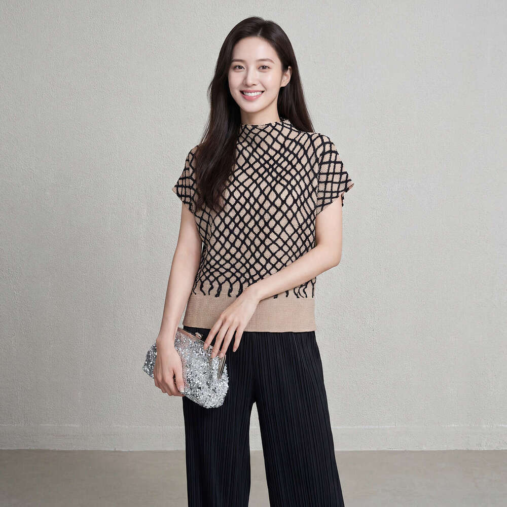 Designer Miyake-style loose-fitting slimming top for women, summer commuting versatile women's clothing, vintage plaid pleated short-sleeve T-shi