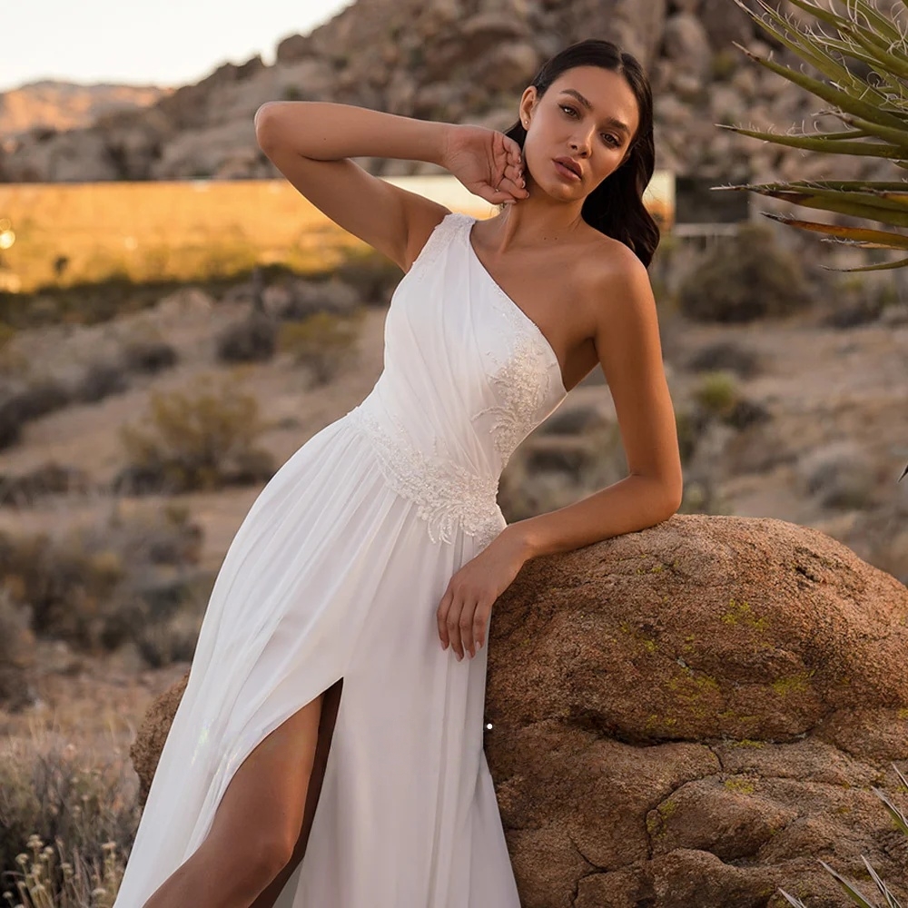 One Shoulder Chiffon Boho Wedding Dress Side Slit A-Line Long Summer Beach Bridal Gowns Beaded Pleats White Country Bride Dress Vestidos De Novia