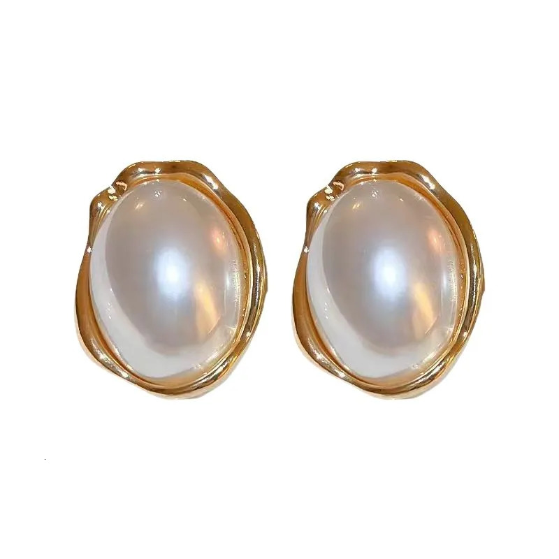 Womens jewellery earrings woman Wholesale of pearl earrings European American earrings retro geometric oval earings 260303