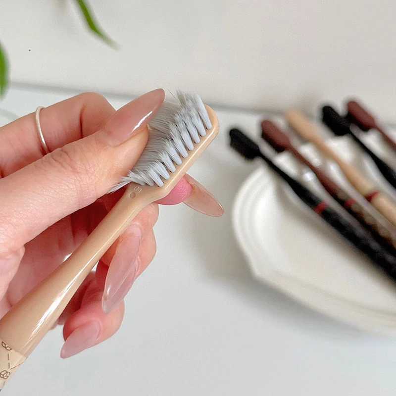 This light luxury 6-piece set of wide-head, fine-thread soft-bristle toothbrushes is a high-grade, travel-friendly oral care essential for adult house