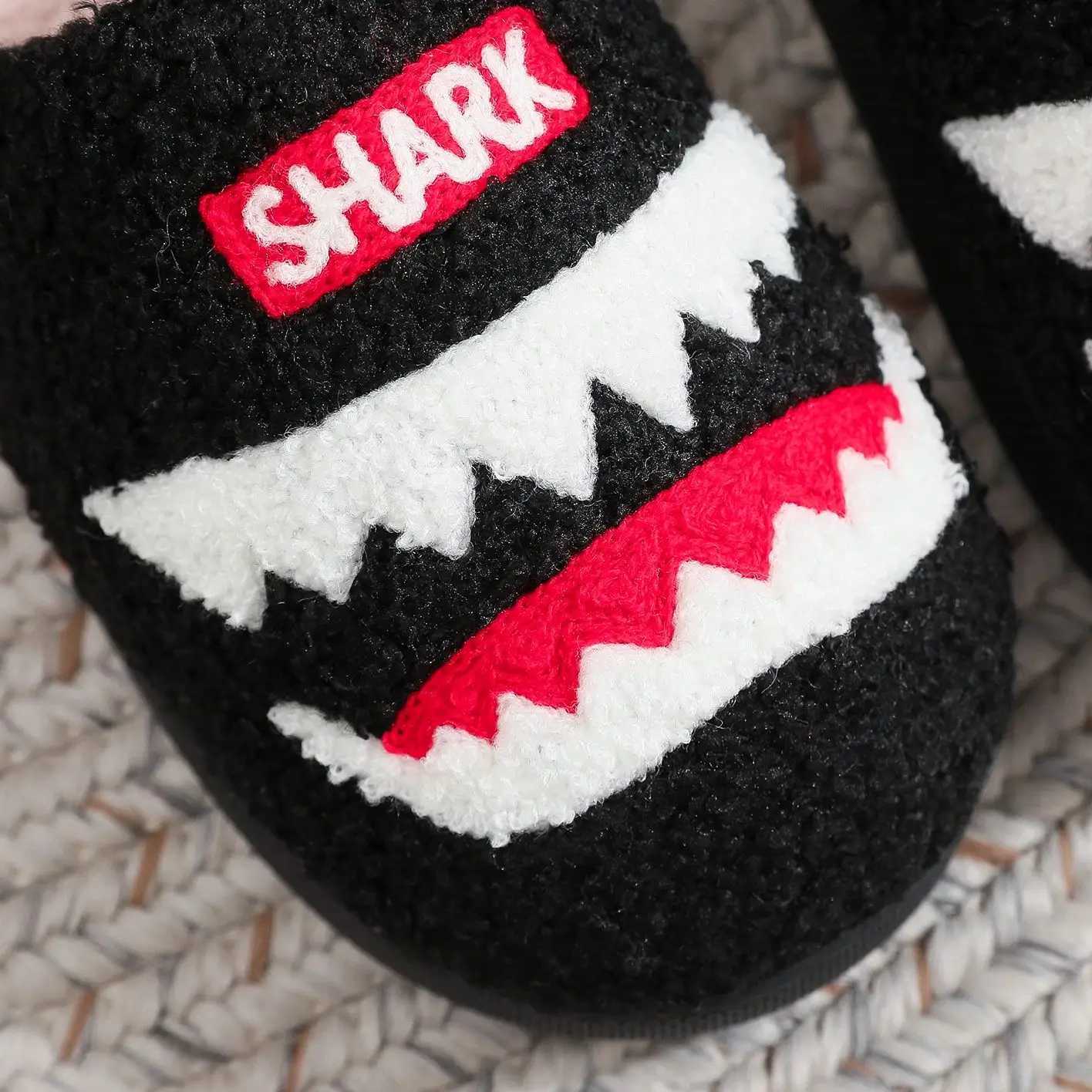 Shark Pattern Embroidery stuffed Home Platform Cozy Fur Slippers Black Warm Non-slip Indoor Slippers Couple Men Women Wearable casual Slippers S260305