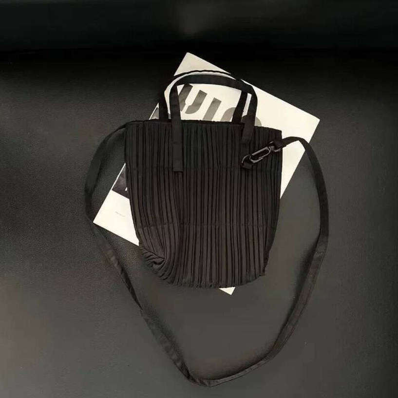 TAURUSCIAGA Pleated Solid Color Fashion Casual Original Design Creative Large Capacity Handbag 2025 New Noble Temperament Bag