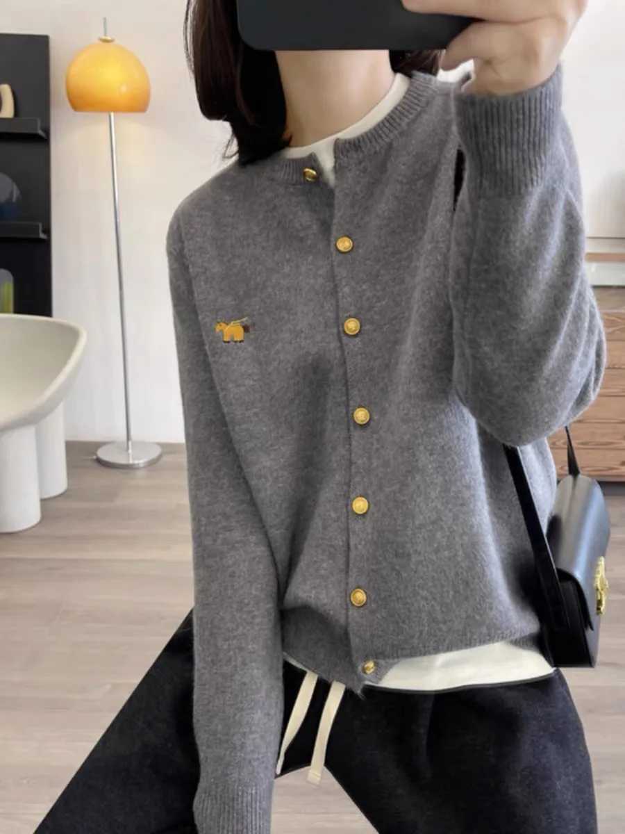 Long-sleeved Cashmere cardigan women sweater cashmere knitted O-neck Cashmere cardigan sweater coat Autumn and Winter M260306