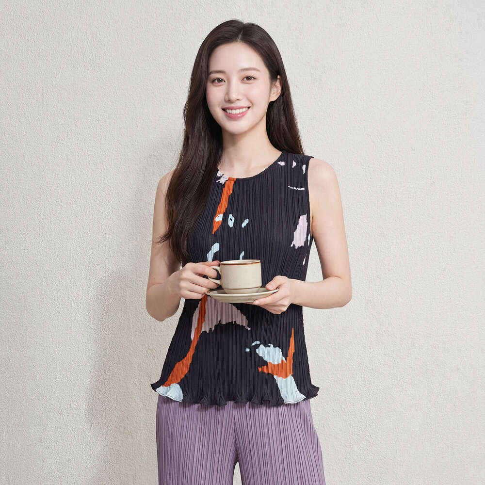 Miyake's high-end sleeveless for women, new summer style, Designer round neck, waist-cinching, slimming, printed pleated tank top T-shirt