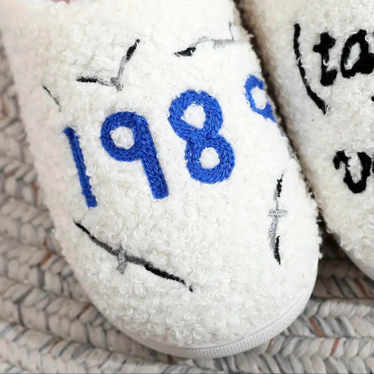 Music Idol 1989 Taylor Letter Embroidery Stuffed Home Thick Sole Plaid Fur Cotton Slippers Cute Warm Non-Slip Indoor Slippers Gift for Friends S260305