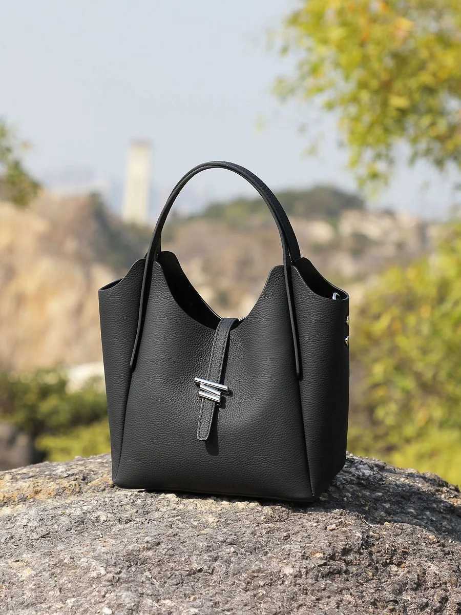 2025 Genuine Leather Womens Bag Daily Commuter Handbag Design Cow Leather Shoulder Bag Fashion Chime Bag Handbag H260306