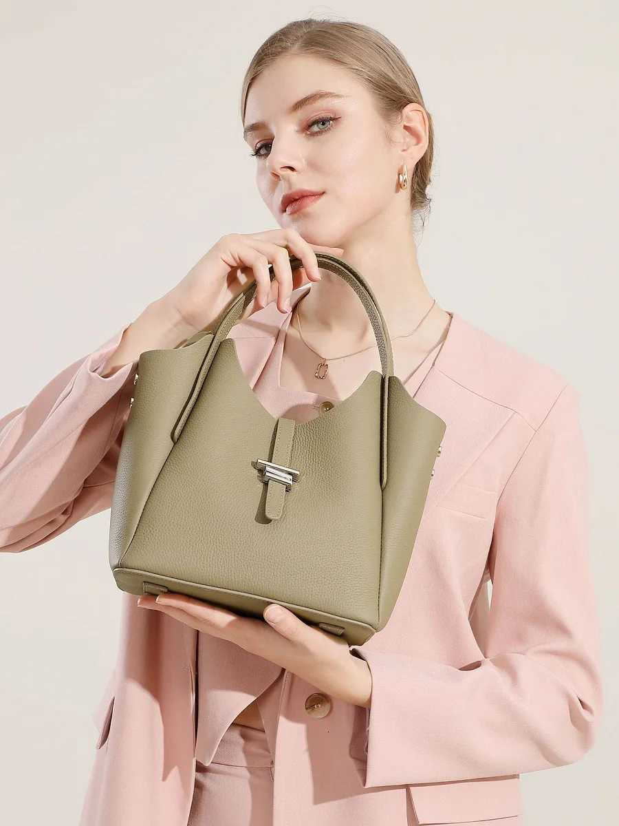 2025 Genuine Leather Womens Bag Daily Commuter Handbag Design Cow Leather Shoulder Bag Fashion Chime Bag Handbag H260306