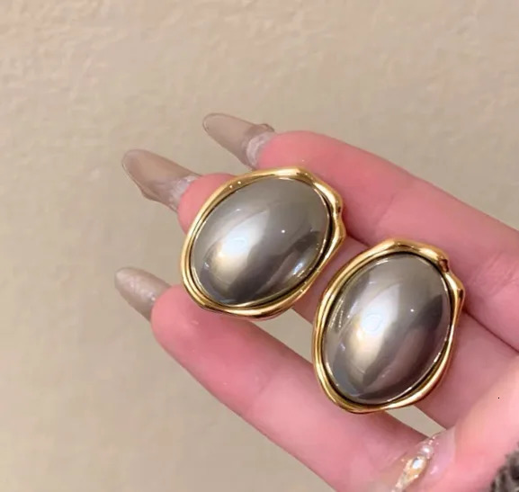 Womens jewellery earrings woman Wholesale of pearl earrings European American earrings retro geometric oval earings 260303