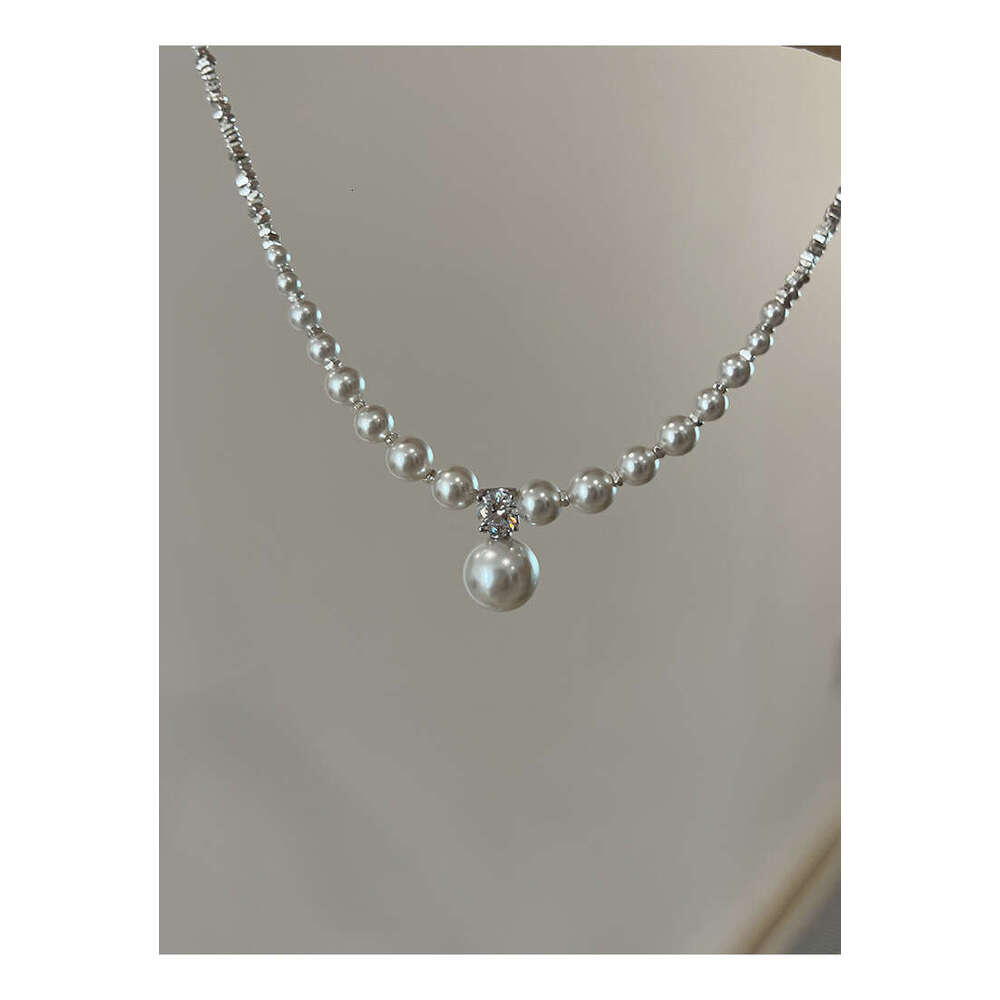 Gradient size pearl necklace, niche design, high-end feel, collarbone chain, cool and elegant for commuting, vintage everyday choker