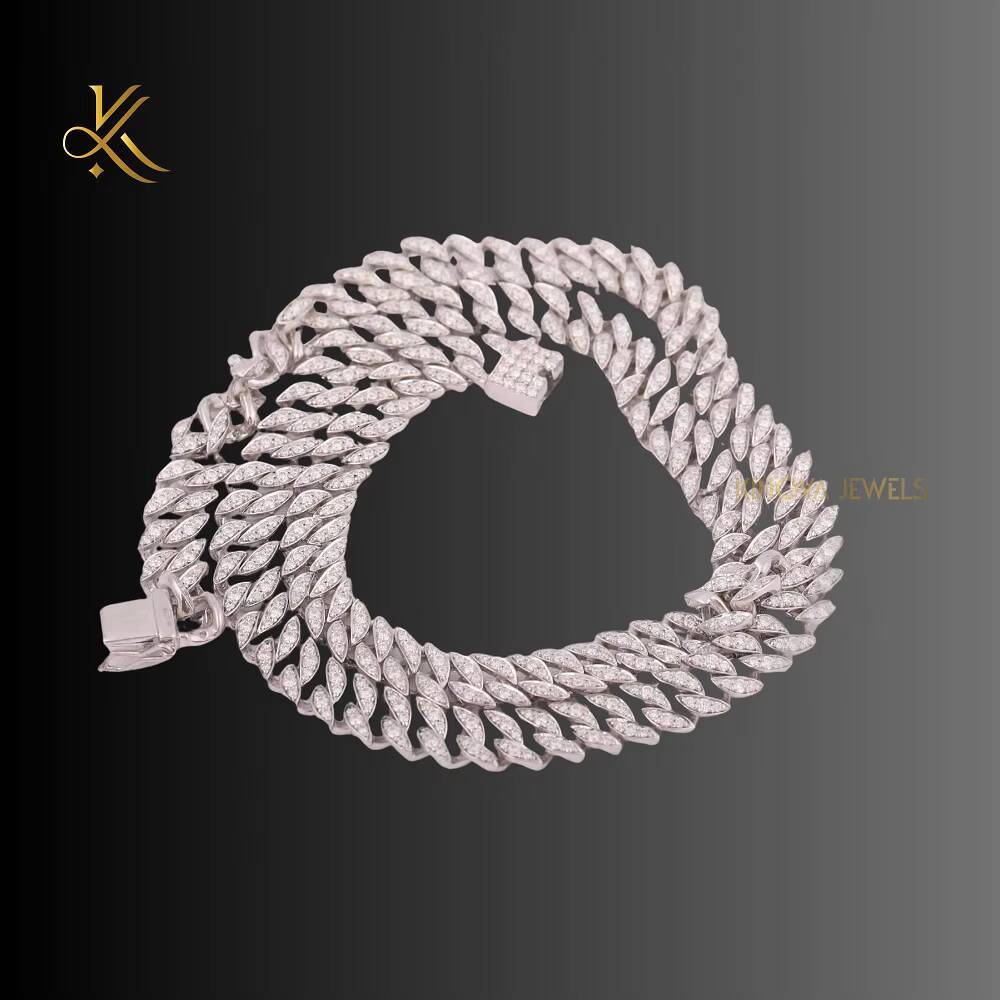 Bold Hip Hop Neck Chain With Radiant Moissanite Diamond Inspired Brilliance For Eye Catching Streetwear Modern Jewelry Appeal