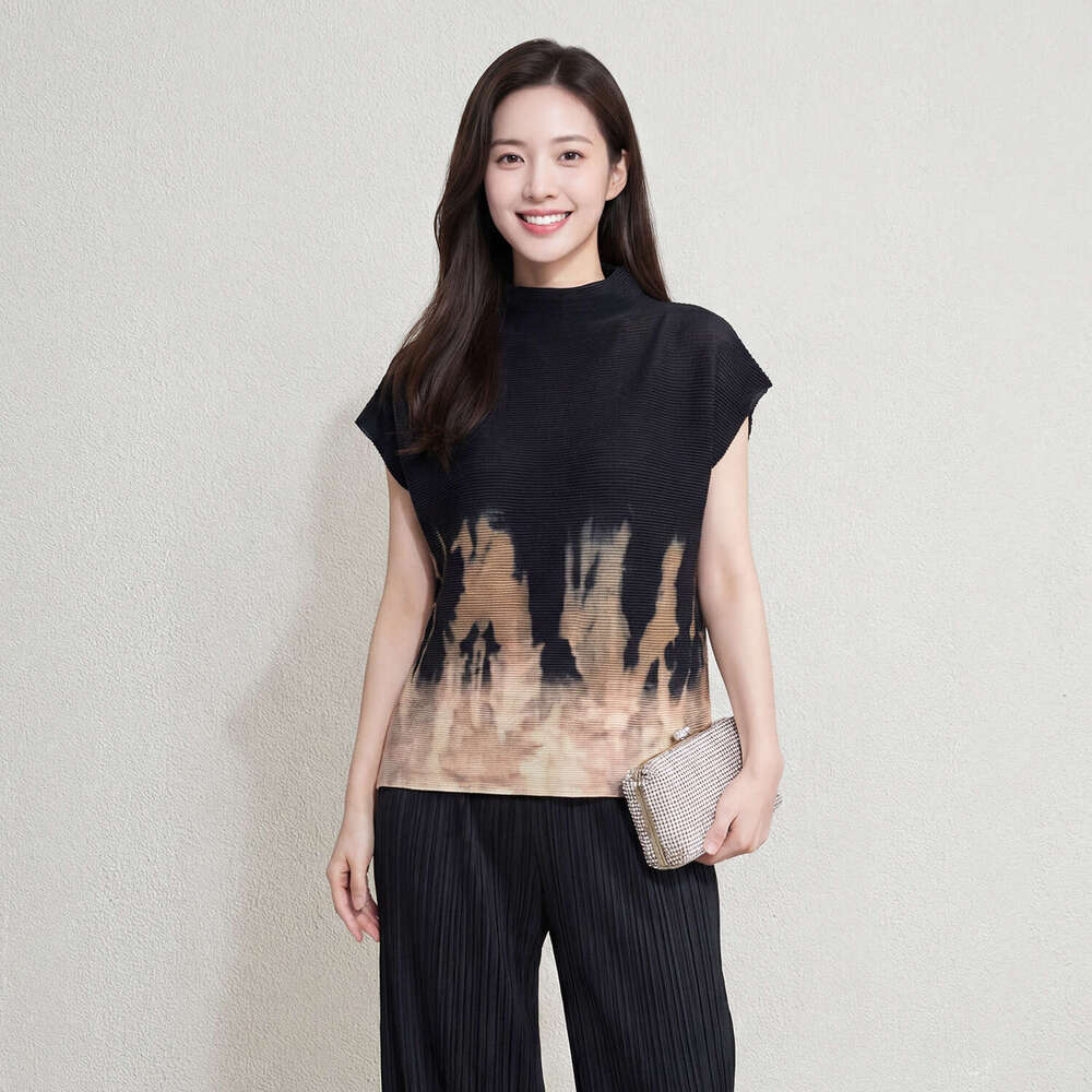 Miyake-style unique pleated T-shirt, new summer model, loose-fitting short-sleeved half-high collar printed top Designer for women