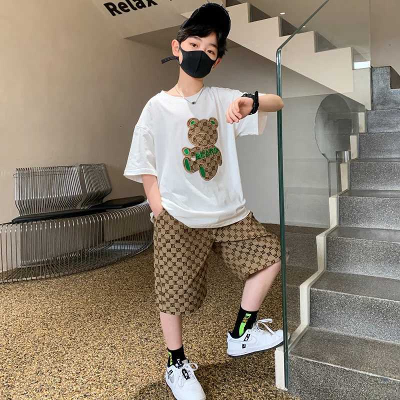 This boys' monogram bear short-sleeve set is breathable, comfortable, and trendy, making it a luxurious casual sports two-piece set for summer.T2
