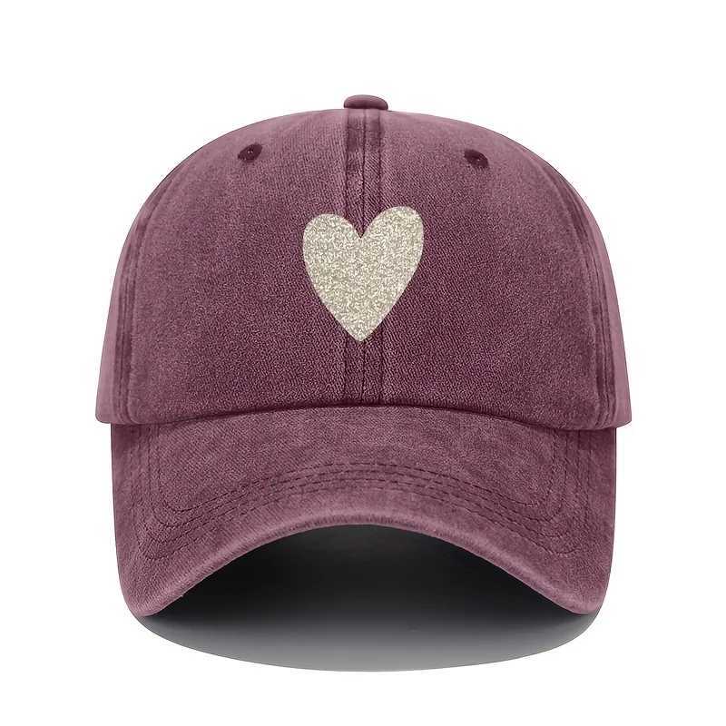 Baseball cap with sparkling heart-shaped pattern design suitable for all seasons casual sports outdoor fashion accessories S260306