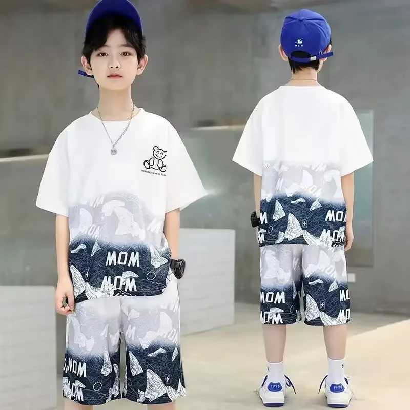 This boys' monogram bear short-sleeve set is breathable, comfortable, and trendy, making it a luxurious casual sports two-piece set for summer.T2