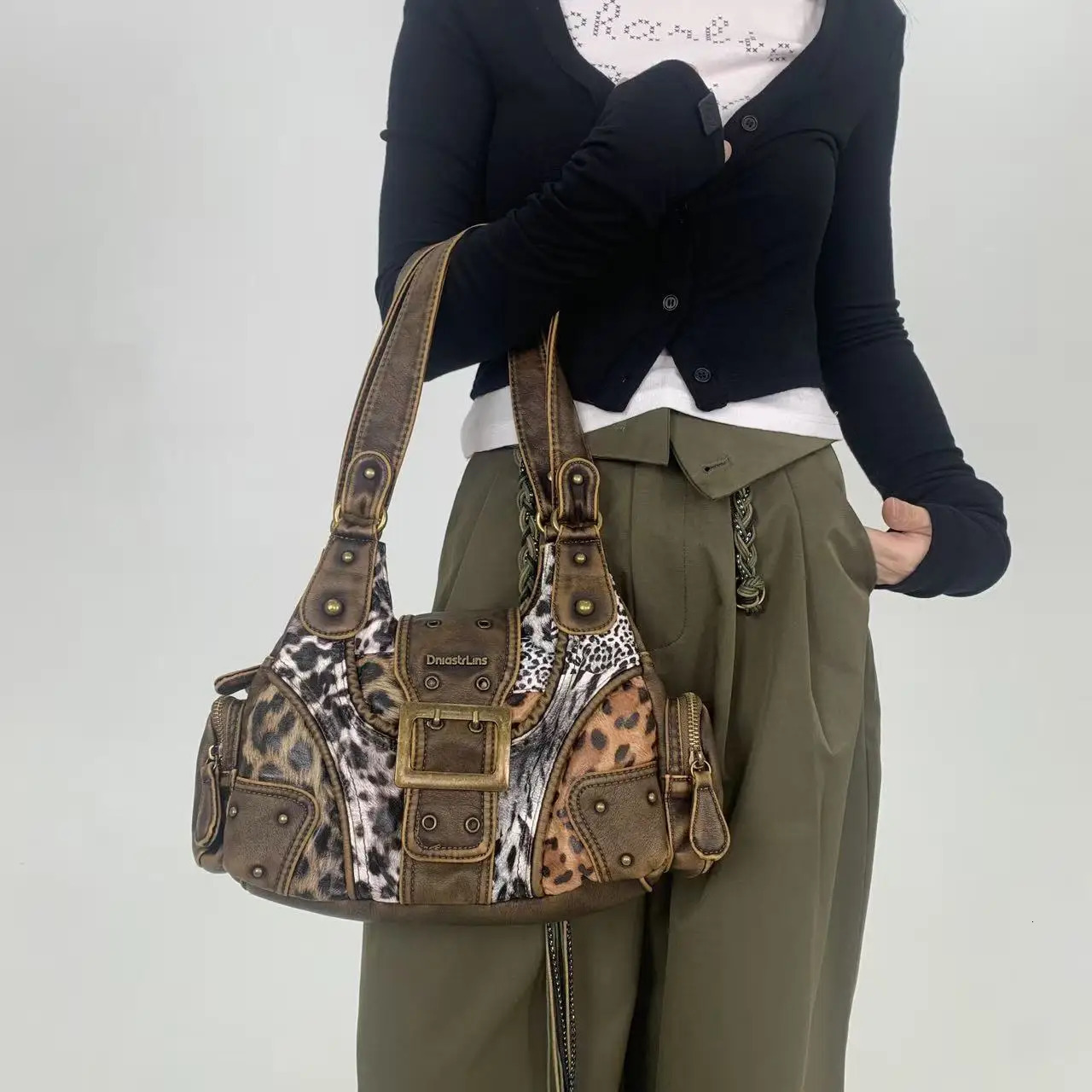 Ladies Fashion Street Y2K Millennium Spicy Girl Leopard Pattern Tote Bag Multi Pocket Retro Personalized Shoulder Bag 260303