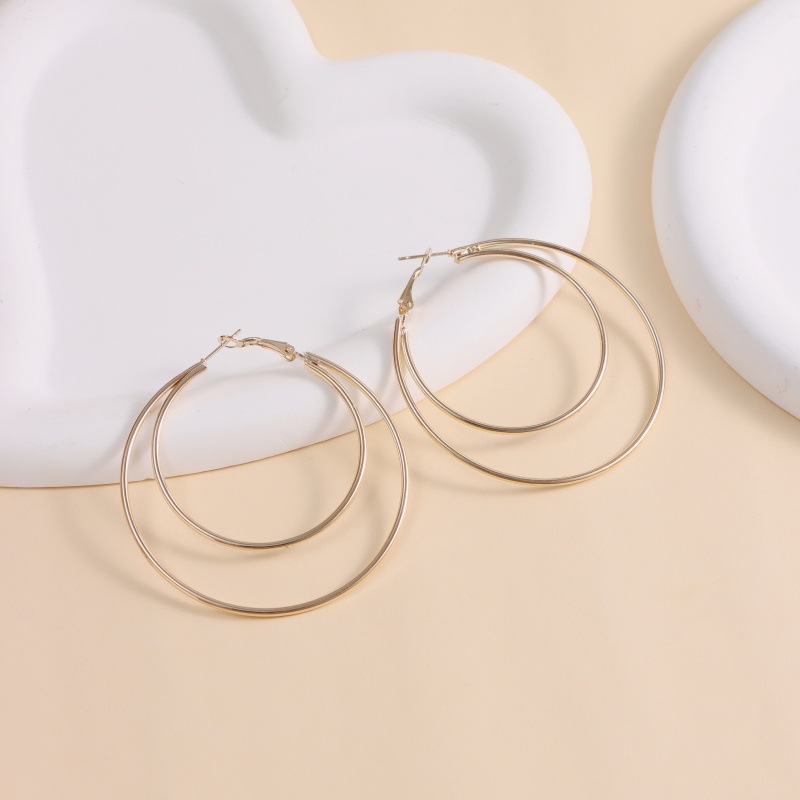 Trendy Stacked Ring Set Featuring Lustrous Metal Rings