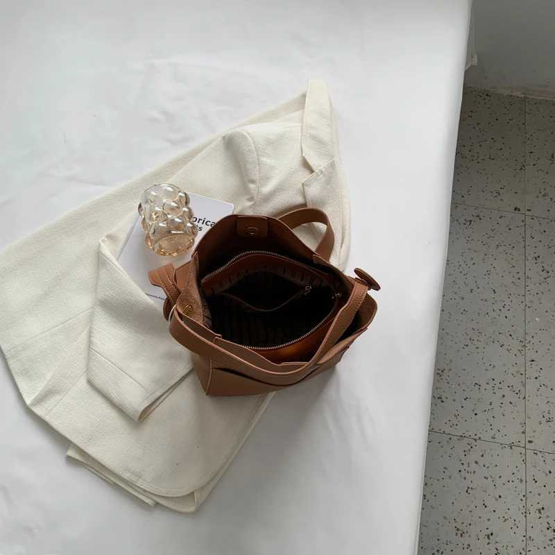2025 Wide Strap Message Handbag Women Shoulder Bags Leather Soft Casual Bucket Large Capacity Simple Multi-function Tote H260306