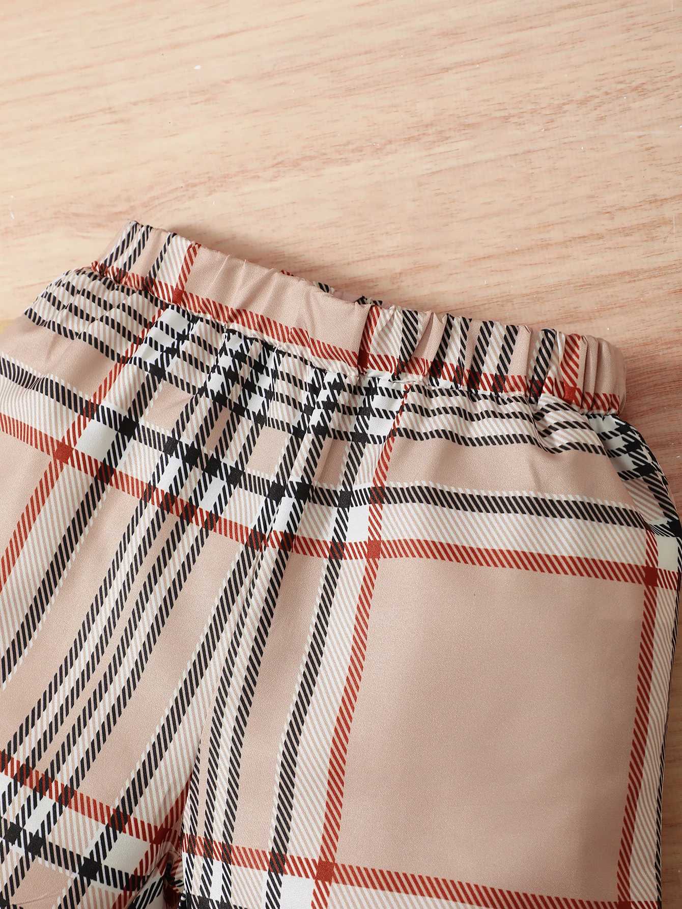 This 1-6 years old boys' plaid splicing polo set is casual, versatile, and cool, making it a perfect plaid short-sleeve two-piece set for summer.