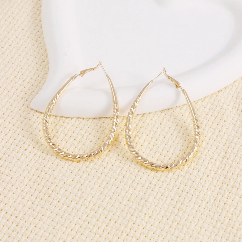 Elegant Luxury Accessory: Sophisticated Design of New Golden Fringe Earrings