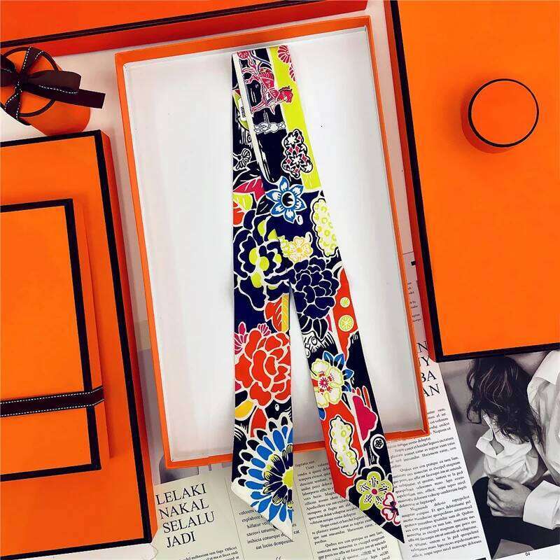 Brand Design Twill % Silk Luxury Print Flowers Scarf Women Foulard Skinny Bag Scarves New Hot Neckerchief Hair Headband 26Y0306