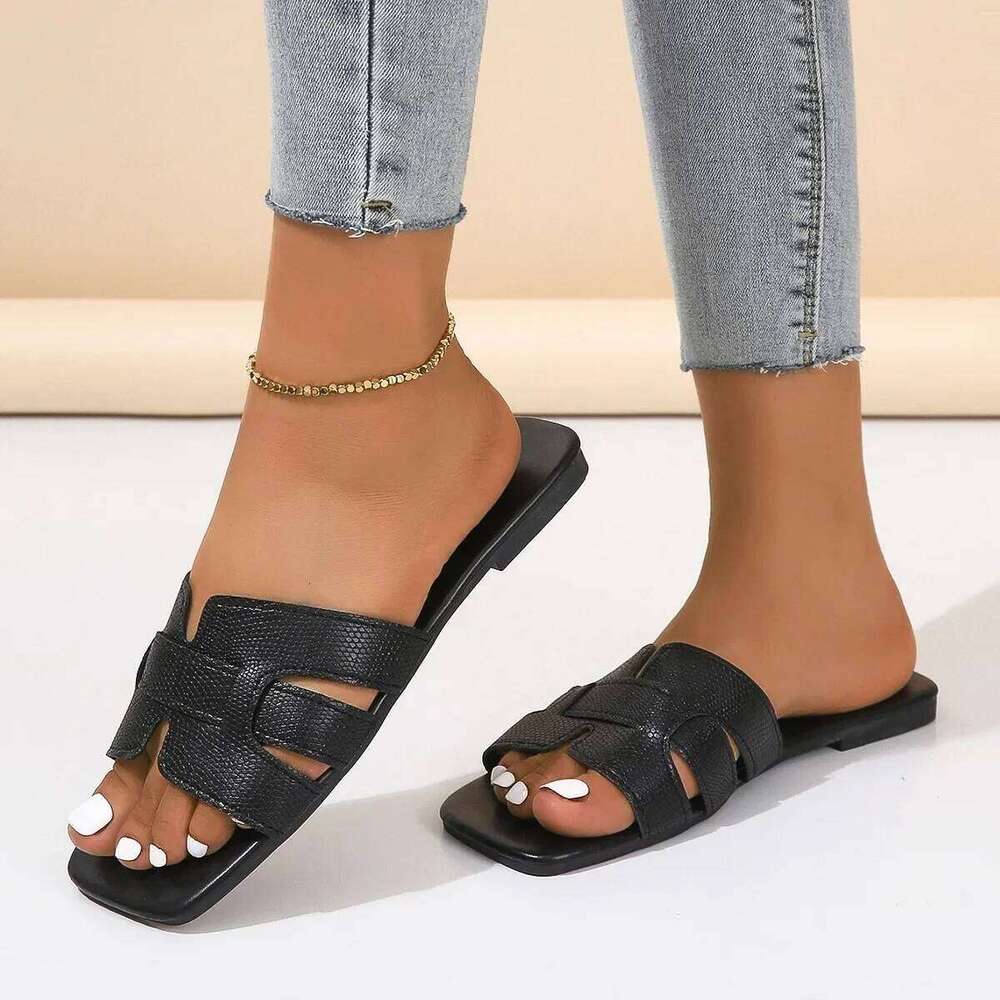 2025 summer Ladies' fashionable casual sandals, versatile outdoor wear, flat slippers for wearing outside