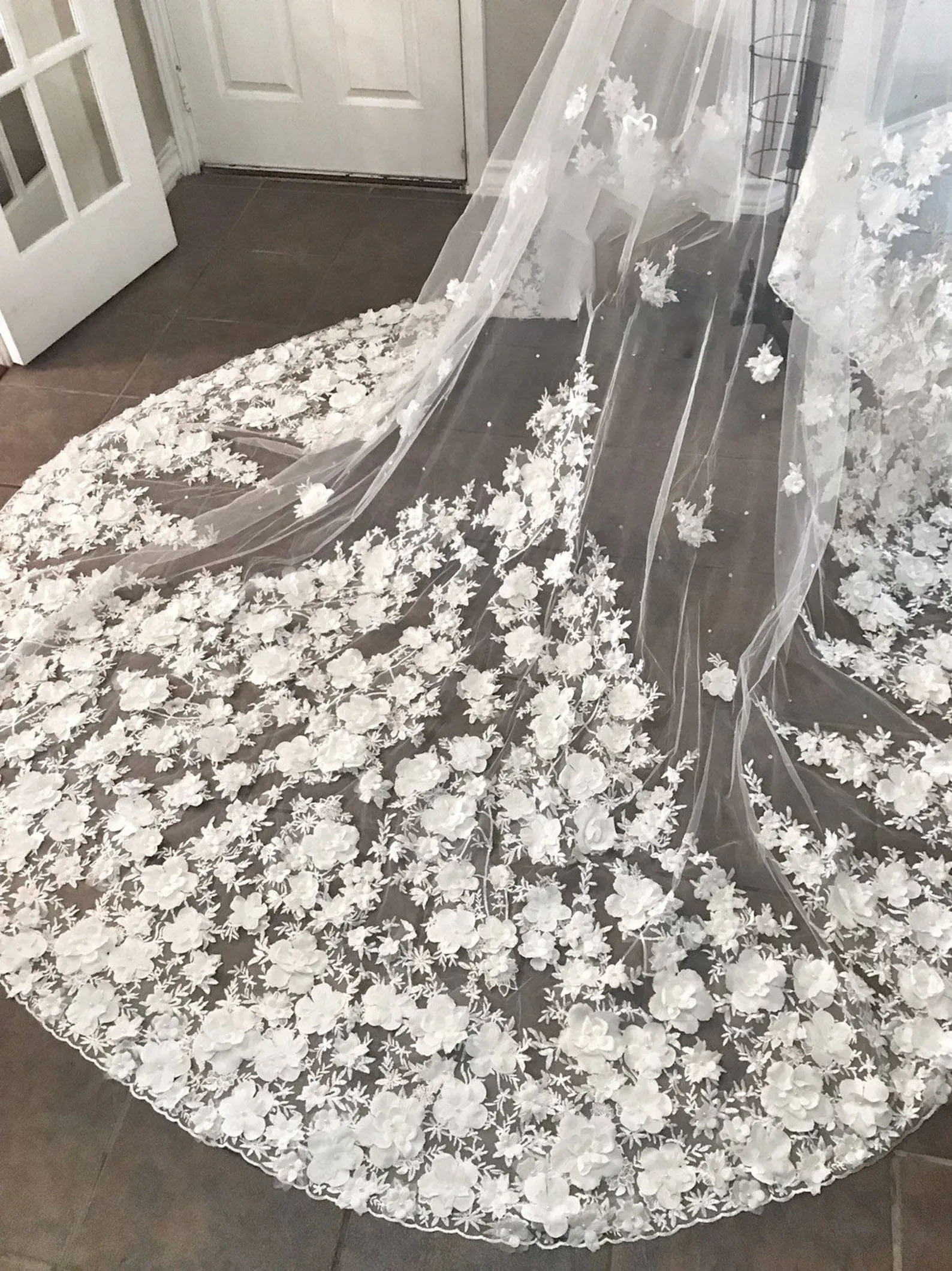 Bloom 3D Flowers Wedding Veil Cathedral 2 Tiers Cover Face White Ivory Floral Lace Edge Bridal Veils Tulle Blusher With Comb Bride Accessories Custom 
