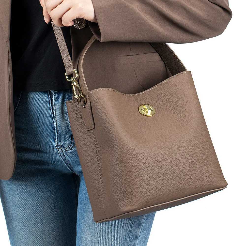 2025 New Genuine Leather Tote Bag for Woman Casual Real Cow Leather Bucket Handbag Fashion Ladies Shoulder or Messenger Bags H260306
