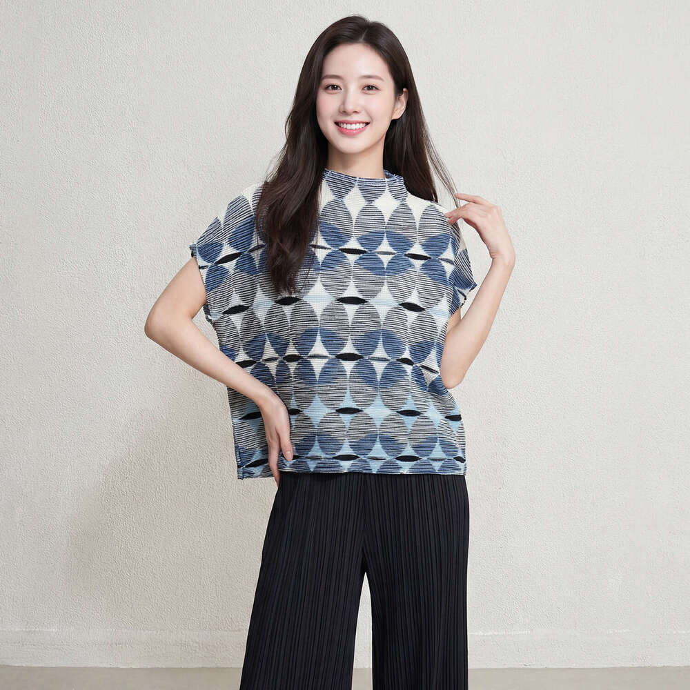 Blue and white Designer geometric print pleated T-shirt for women, new summer style, Miyake-inspired, loose-fitting, elegant, commuter fashion pullove
