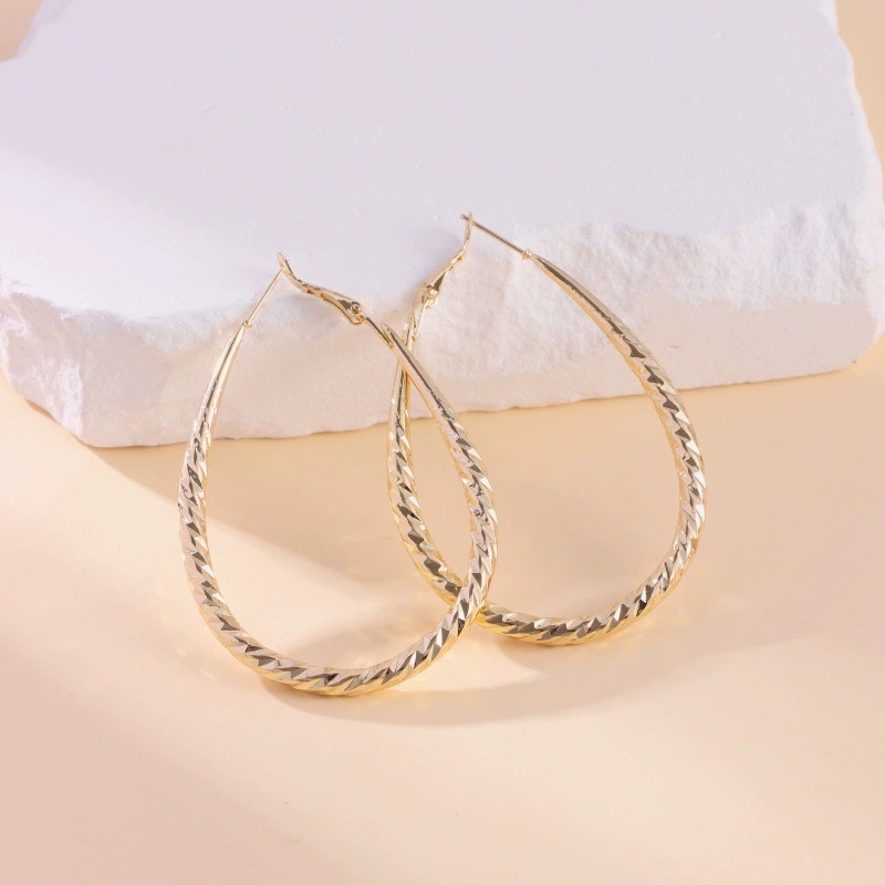 Elegant Luxury Accessory: Sophisticated Design of New Golden Fringe Earrings