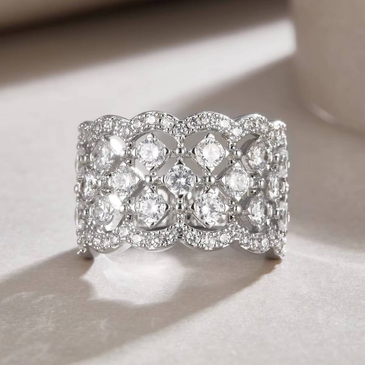 High-quality 925 sterling silver hip-hop ring round moissanite ring