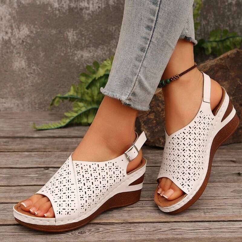 2026 Summer New Women's One Word Buckle Outdoor Open toed Retro Fashion Casual Sandals