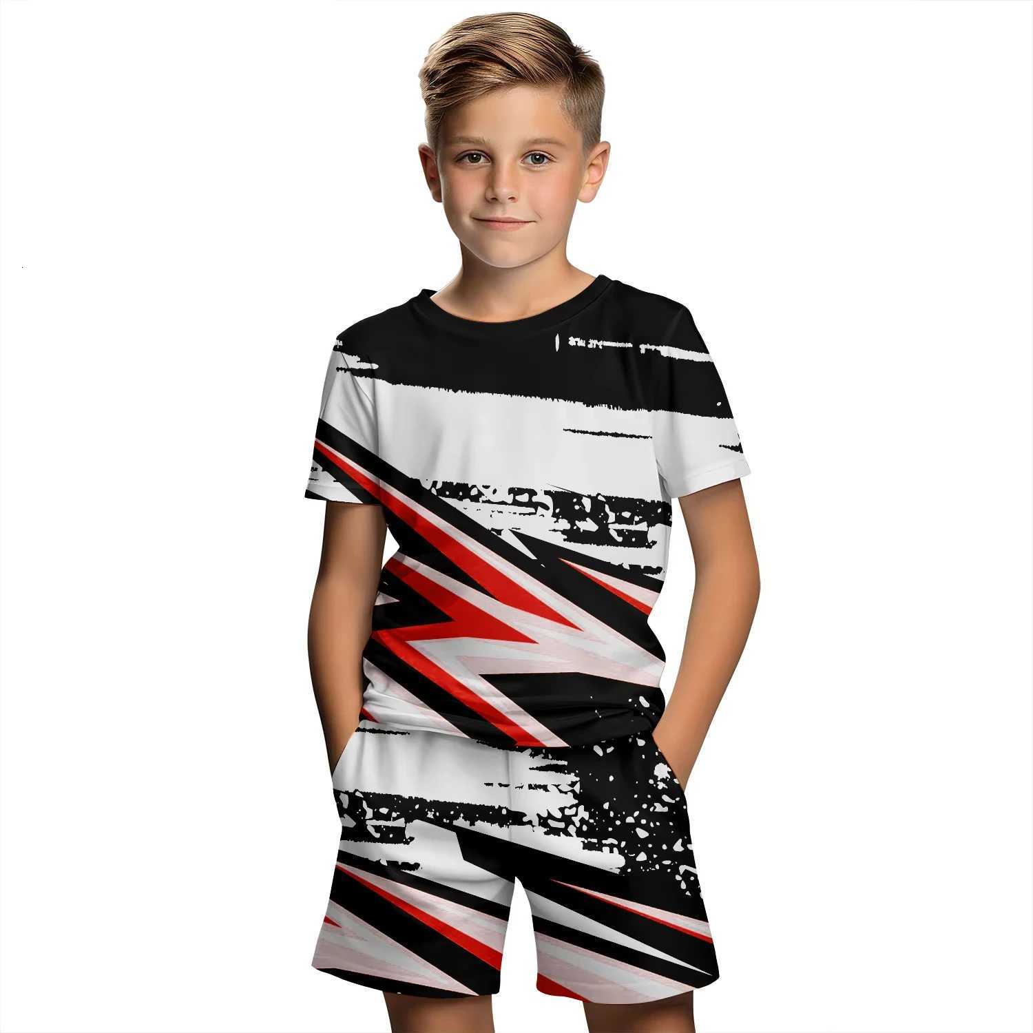 This boys' monogram bear short-sleeve set is breathable, comfortable, and trendy, making it a luxurious casual sports two-piece set for summer.T2