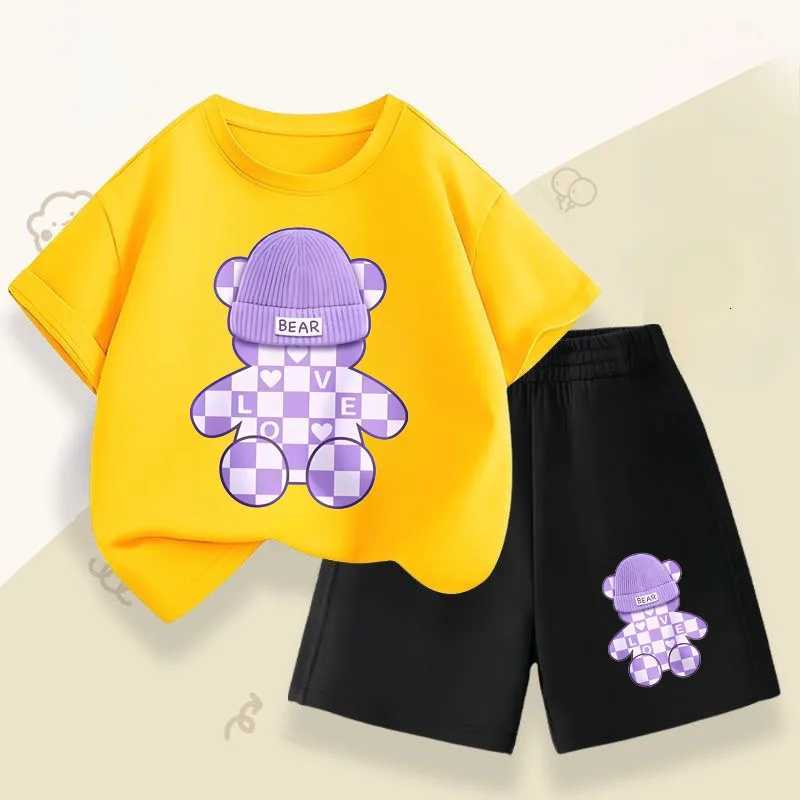 This kids' pink-purple checkered bear short-sleeve set is breathable, comfortable, making it a sweet and cool casual two-piece set for both boys 