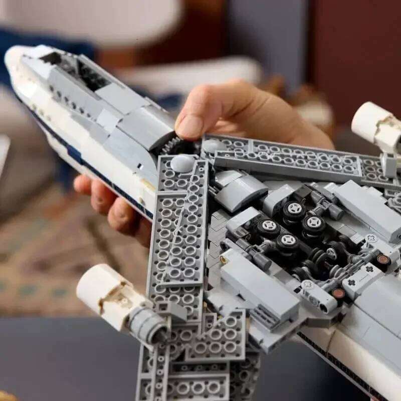 The 2025 new type of shuttle compatible transport building block space aircraft assembly model, children's educational toy Z260305