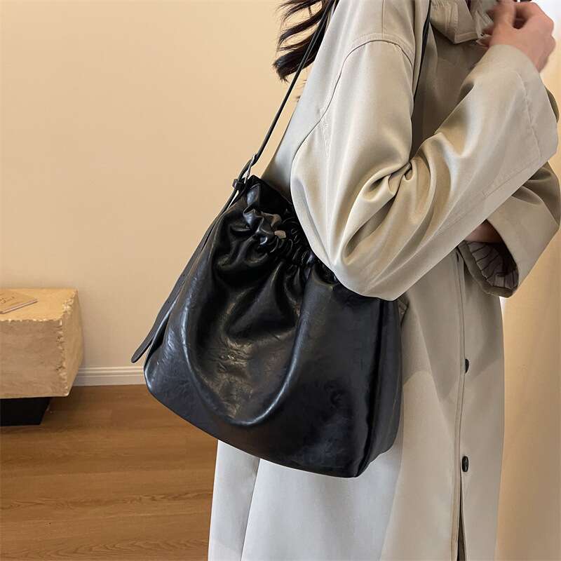 Korean Version Of The Simple Commuter Large Capacity Female New Retro Texture Shoulder Versatile Bucket Tote Bag XIU LAI SI
