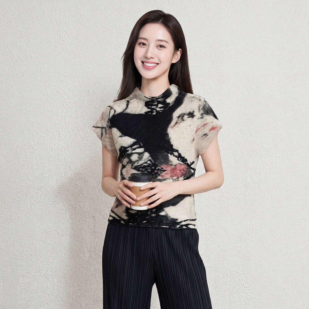 Summer new black and white abstract print pleated T-shirt women, Miyake-style, Designer loose-fitting, elegant, slimming, short-sleeved top for commut