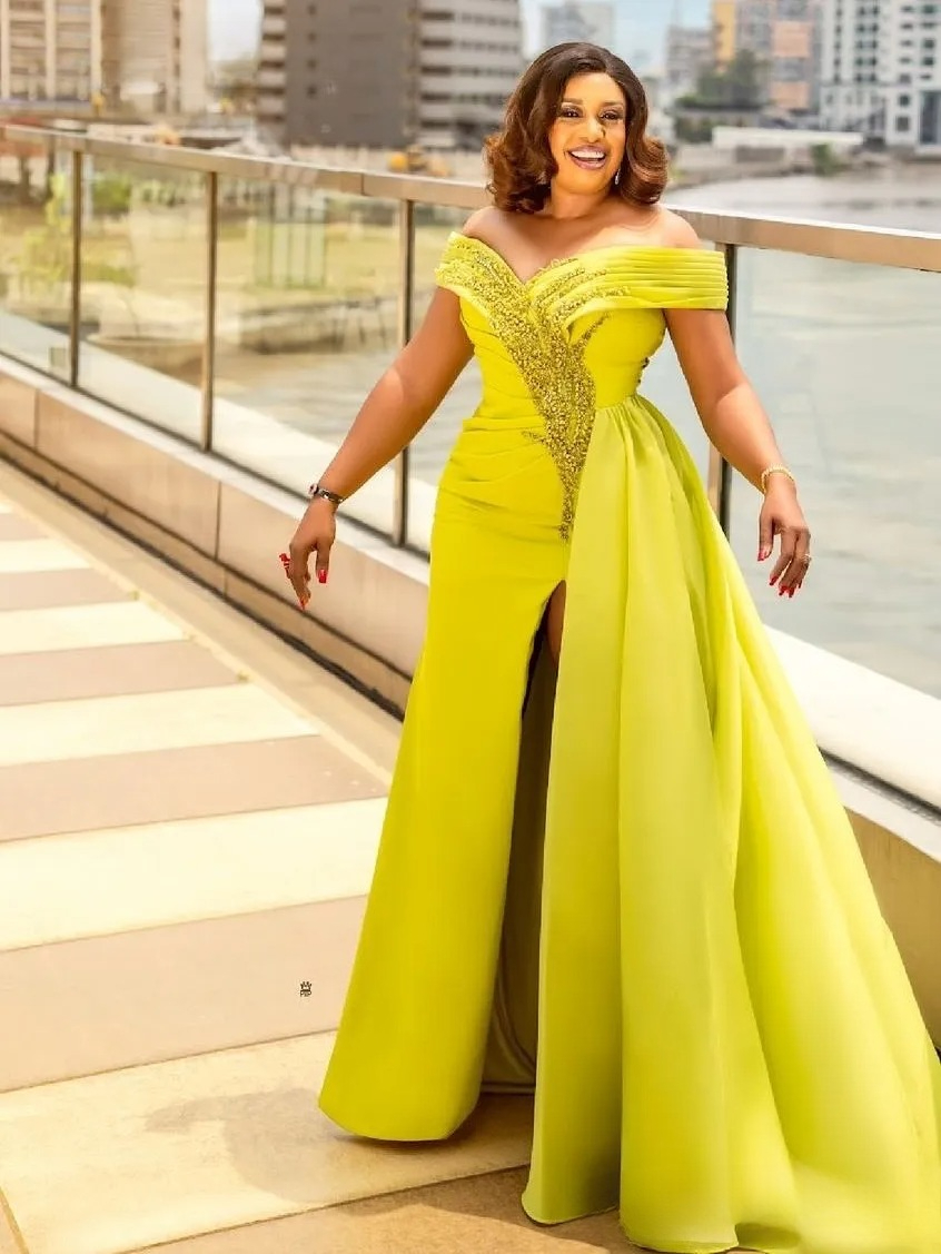 2026 Plus Size Lemon Yellow Mermaid Mother Of Bride Dresses Beaded High Split Satin Evening Party Mama's Dress Vintage Birthday Wedding Guest Gro