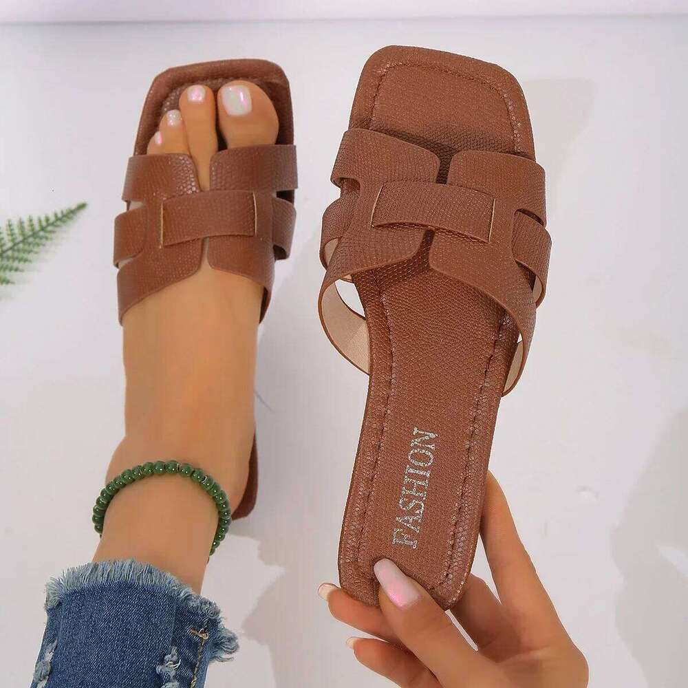 2025 summer Ladies' fashionable casual sandals, versatile outdoor wear, flat slippers for wearing outside