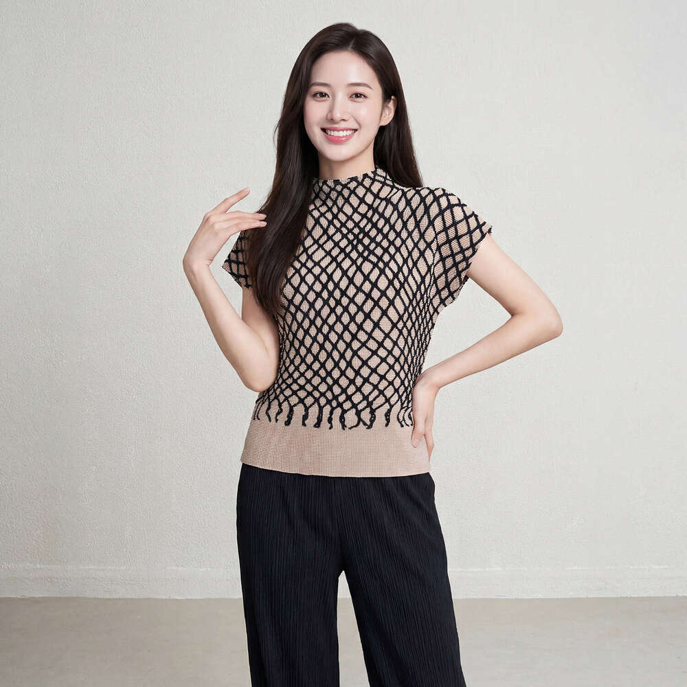 Designer Miyake-style loose-fitting slimming top for women, summer commuting versatile women's clothing, vintage plaid pleated short-sleeve T-shi
