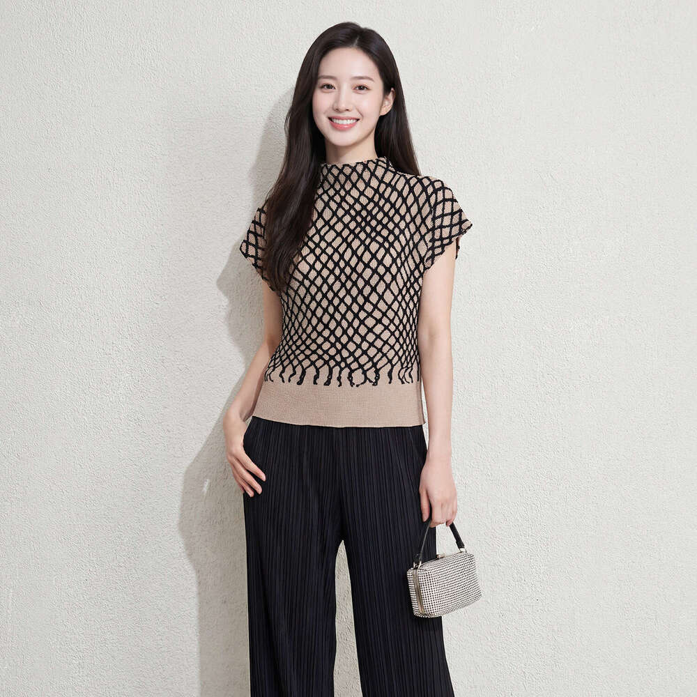 Designer Miyake-style loose-fitting slimming top for women, summer commuting versatile women's clothing, vintage plaid pleated short-sleeve T-shi