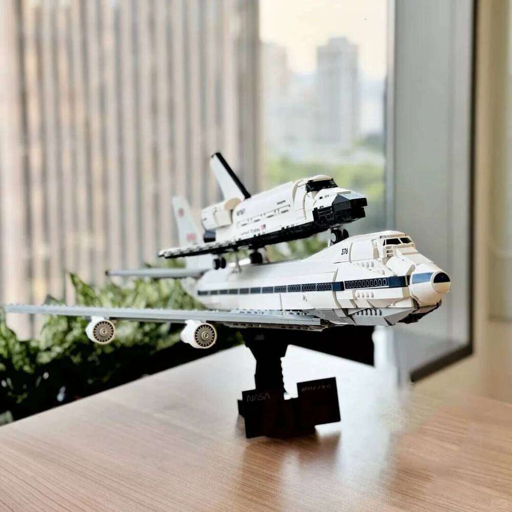 The 2025 new type of shuttle compatible transport building block space aircraft assembly model, children's educational toy Z260305