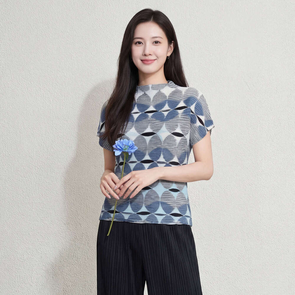 Blue and white Designer geometric print pleated T-shirt for women, new summer style, Miyake-inspired, loose-fitting, elegant, commuter fashion pullove