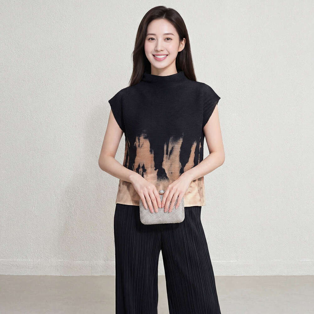 Miyake-style unique pleated T-shirt, new summer model, loose-fitting short-sleeved half-high collar printed top Designer for women