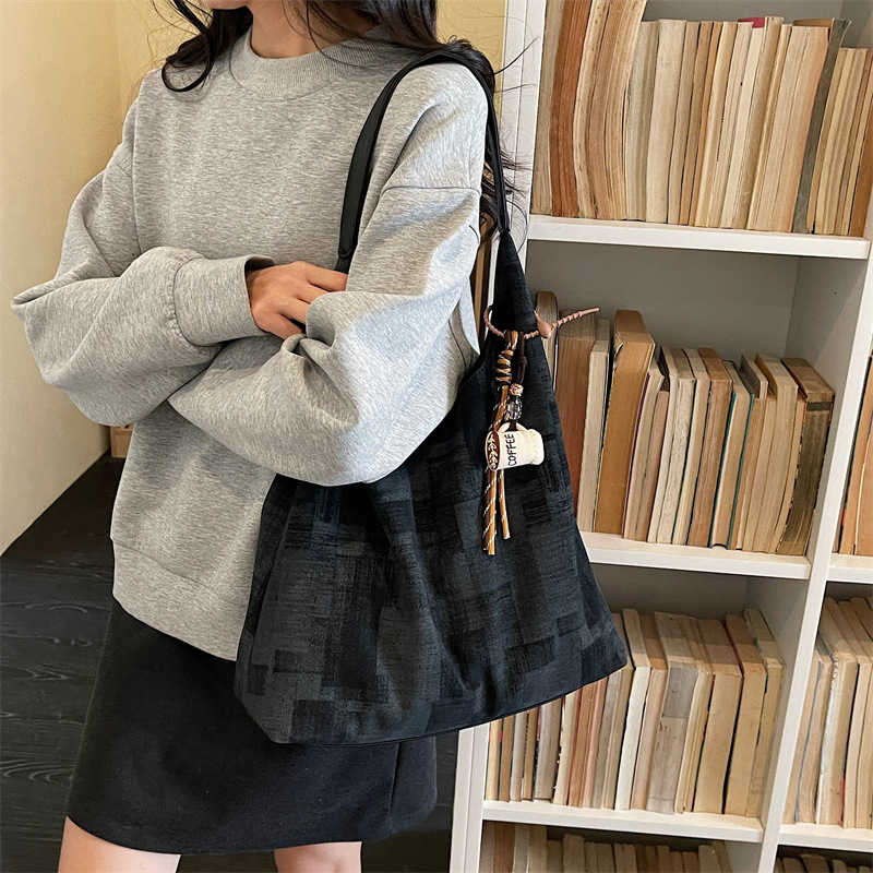Women's Large Capacity Underarm Bag Spring Fashion Shoulder Bag Simple Multi functional Commuter Handbag Designer Bag