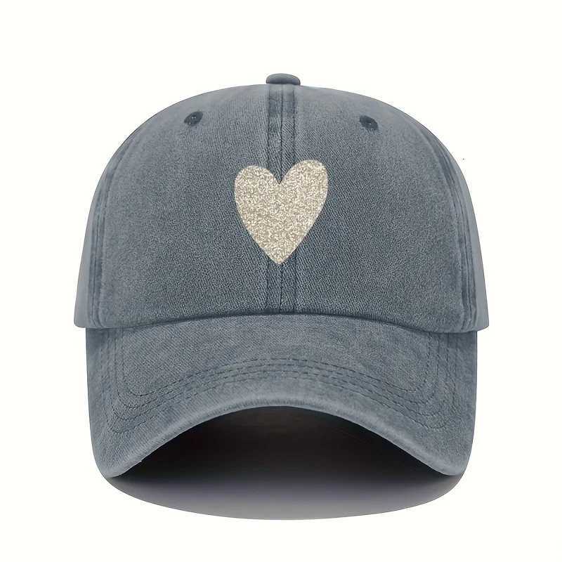 Baseball cap with sparkling heart-shaped pattern design suitable for all seasons casual sports outdoor fashion accessories S260306