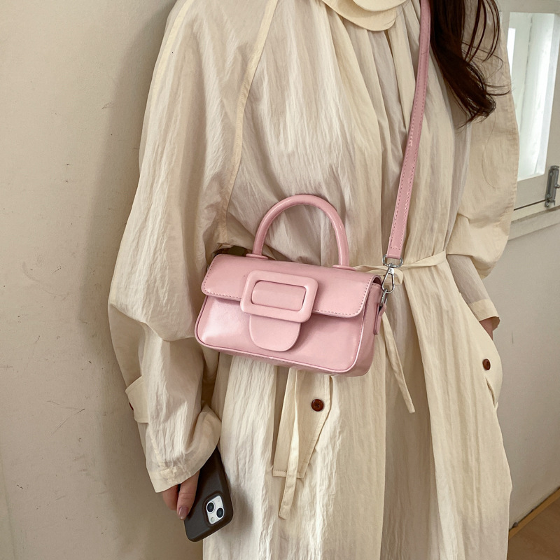 High end retro small square handbag, a new niche shoulder bag and crossbody bag designer bag suitable for women's daily commuting