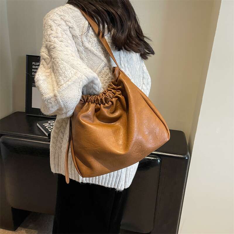 Korean Version Of The Simple Commuter Large Capacity Female New Retro Texture Shoulder Versatile Bucket Tote Bag XIU LAI SI