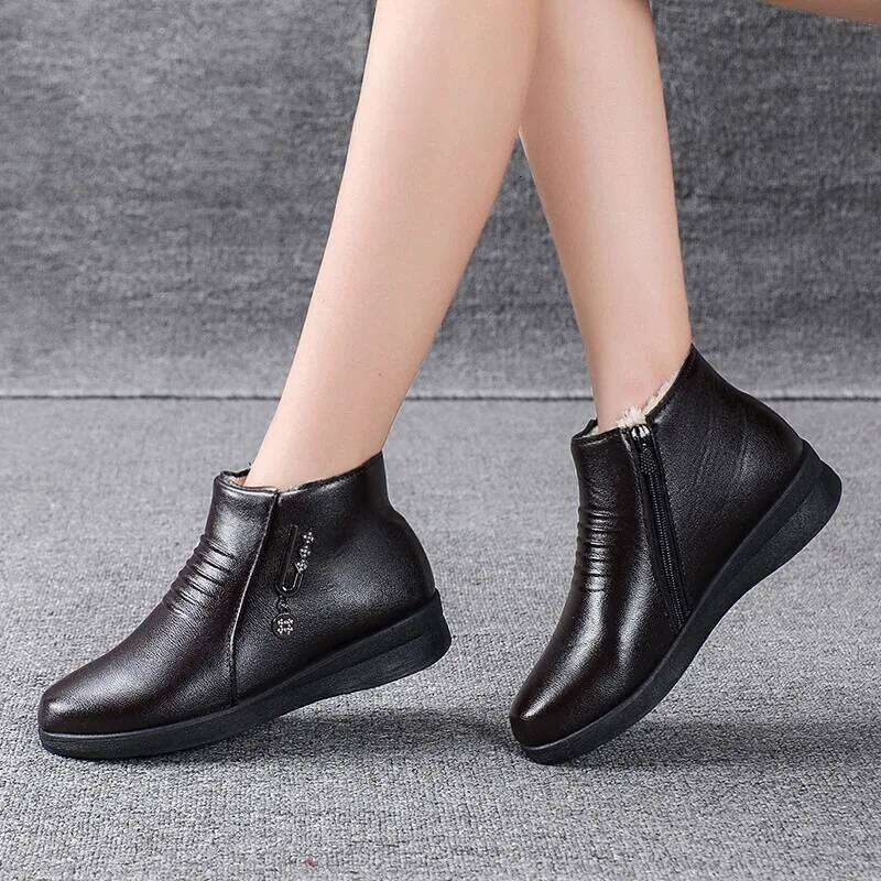 Leather 2024 New Winter Middle-aged Flat for Soft Bottom Non-slip Wool Warm Cotton Shoes Women Boots