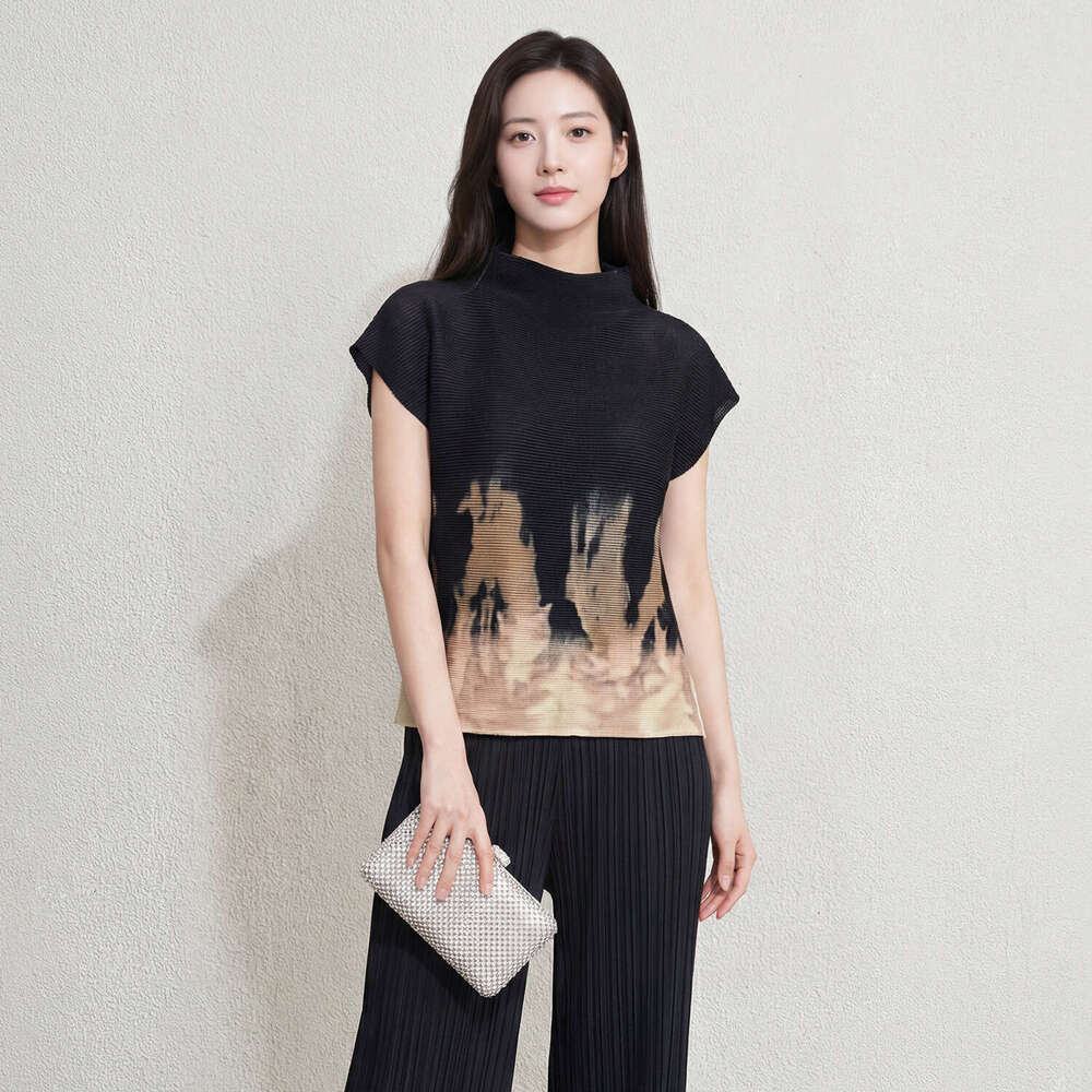 Miyake-style unique pleated T-shirt, new summer model, loose-fitting short-sleeved half-high collar printed top Designer for women
