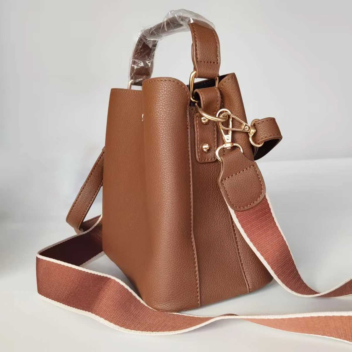 New Womens Handbag Bucket Bag Female Bag Lightweight Crossbody Single Shoulder Bag Twist Lock Small Bucket Bag H260306